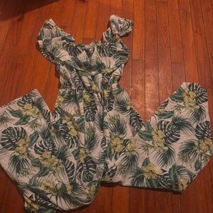 Leaf print jumpsuit new boutique